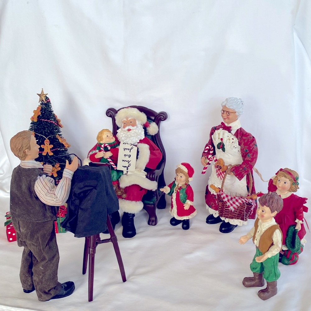 VINTAGE Gently Used Adorable 11 Pieces Family Christmas Picture Time